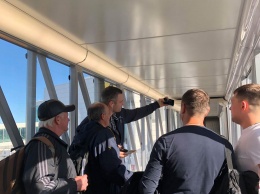 Одинокий Кличко в аэропорту Мюнхена сначала смотрел в окно, а потом начал делать селфи. Фото