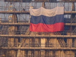 На Солсберецком соборе вывесили флаг России: фотофакт