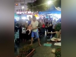В Малайзии отпустили россиян, жонглировавших младенцем на улице