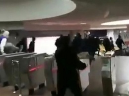В метро зафиксировали массовый прорыв "зайцев" (видео)