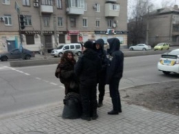 В Запорожье неадекватная женщина с ножом напала на активистов, закрашивающих рекламу наркотиков (фото)