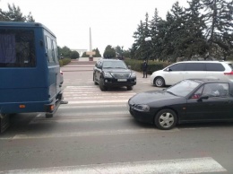 "Лексус" из кортежа кандидата в президенты Вилкула припарковали на пешеходном переходе в Черноморске