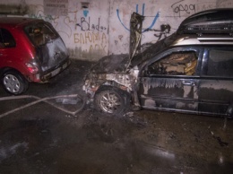 Ночью на киевском Подоле сгорели два авто. Фото и видео