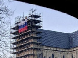На соборе в Солсбери, где отравили Скрипалей, вывесили российский флаг
