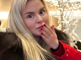 «Уже не совсем Блестящая»: Анну Семенович раскритиковали за селфи второго подбородка