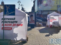 Полиция Киева? разыскивает мужчину, который порезал агитационную палатку одной из партий