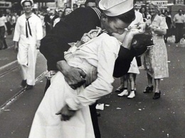 Умер герой знаменитой фотографии 1945 года