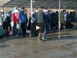 Боевики обстреляли людей в очереди на блокпосту (видео)