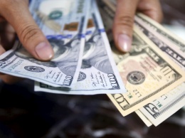 Почему дешевеет доллар: Нацбанк использует ситуацию