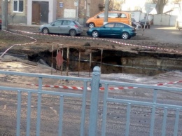 В Киеве из-за провала дороги образовалась огромная яма (фото)