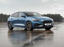 Ford Focus предстал в заряженном исполнении ST