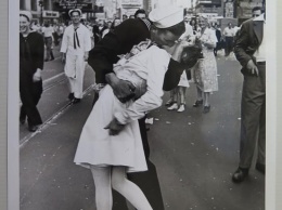 "Он просто шел и хватал всех женщин". Умер герой фото "Поцелуй на Таймс-сквер". История эпохального снимка