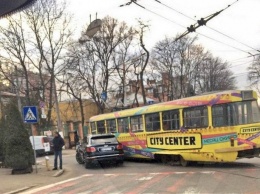 Жена депутата на внедорожнике въехала в трамвай в Одессе (фото)