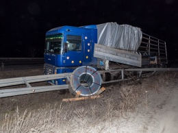 ДТП под Днепром: фура влетела в яму и протаранила отбойник