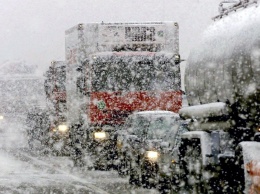 Множество машин попали "в плен" снежной стихии на трассе: "Нет воды и еды, бензин подходит к концу»