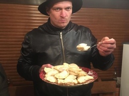 Появилось фото, как украинский боксер Усик в кожаной куртке и шляпе съел полную тарелку вареников