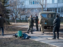 Мужчина шел по скверу Троещины в Киеве, упал лицом вниз и умер. Фото