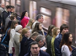 «Сексизм в метро Москвы»: Пассажиров заставляют уступать место не беременным и не пожилым женщинам