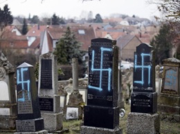 Еврейское кладбище во Франции осквернили свастиками