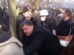 В сети показали видео как Порошенко помогает раненным на Евромайдане