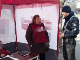 Одесские полицейские задержали хулигана, который напал на агитационную палатку Порошенко