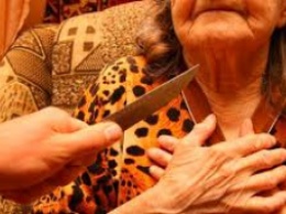 Грабитель тащил за волосы пожилую женщину, требуя отдать деньги