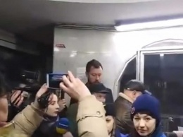 Активисты перекрыли проход в метро (фото, видео)