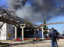 В Симферополе произошел масштабный пожар на заводе по производству пластмассы (фото, видео)