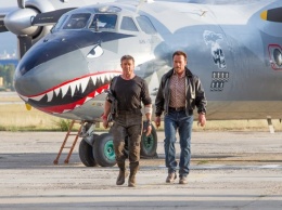 Из Голливуда на родину: в киевский аэропорт вернулся самолет-акула из фильма "Неудержимые-3"