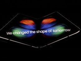 Samsung представил первый в мире смартфон Galaxy Fold, чей экран можно сложить и разложить