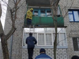 Муж закрыл жену в квартире: женщина пыталась выбраться через балкон