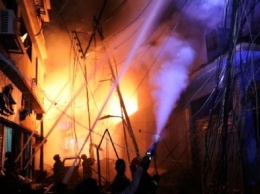 В жилом доме столицы Бангладеша произошел крупный пожар, десятки погибших