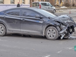 ДТП в центре Днепра: водитель Hyundai скрылась с места аварии