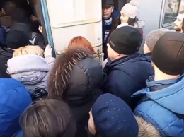 В соцсетях обсуждают, как жители Киева штурмуют городскую электричку
