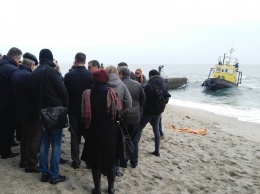 Межведомственная комиссия обсудила брошенный на пляже «Дельфин» буксир