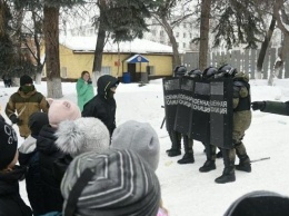 В Екатеринбурге будущим юнармейцам показали, как разгонять митинги