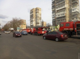 На Варненской горела высотка - пожарные долго не могли зайти в квартиру и приступить к тушению