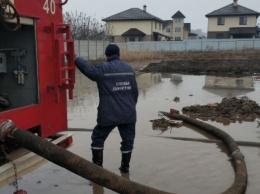 В Киево-Святошинском районе Киевщины спасатели откачивали воду с подтопленных дворов (фото)