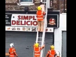 Голого британца выгнали на крышу из массажного салона после ссоры с работником. Видео