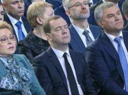 «Болен или уже Великий?»: Медведев засыпает при поручениях Путина в его адрес - доживет ли до 2021 года?