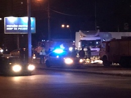 Возле моста в Киеве авто влетело в колонну фур