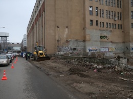 В Краснодаре восстанавливают тротуар на улице Рашпилевской