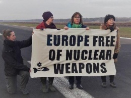 В Бельгии четырех депутатов Европарламента задержали за антиядерный протест на военной базе