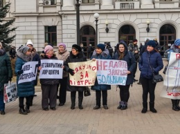 «Заболел - застрелись»: в Днепре врачи вышли на протест под облсовет