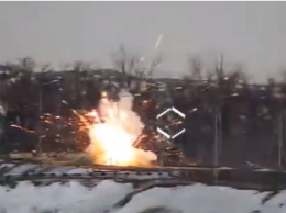 "Поздравили с 23 февраля": опубликовано видео мощного удара ВСУ по позиции боевиков на Донбассе