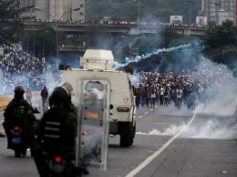 Ситуация в Венесуэле обостряется: силовики Мадуро открыли огонь по протестующим, есть погибшие