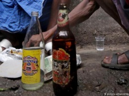 Массовое отравление алкоголем в Индии: умерло уже 89 человек