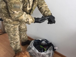 У херсонца в николаевском аэропорту пограничники нашли пистолет