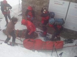 В Карпатах спасатели на носилках спустили с горы Поп Иван двоих туристов с обморожениями