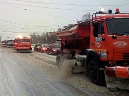 Вызывают онкологию и ожоги: дороги в Украине посыпают опасными веществами